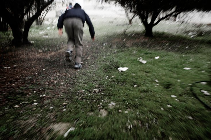 رجل يهرب من قناصة الجيش السوري في بلدة القصير 25 كانون الثاني/يناير 2012