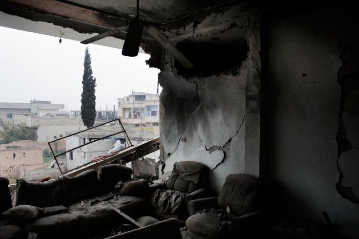 منزل مهدم في قصف لمدرعات الجيس السوري في بلدة القصير 25 كانون الثاني /يناير 2012