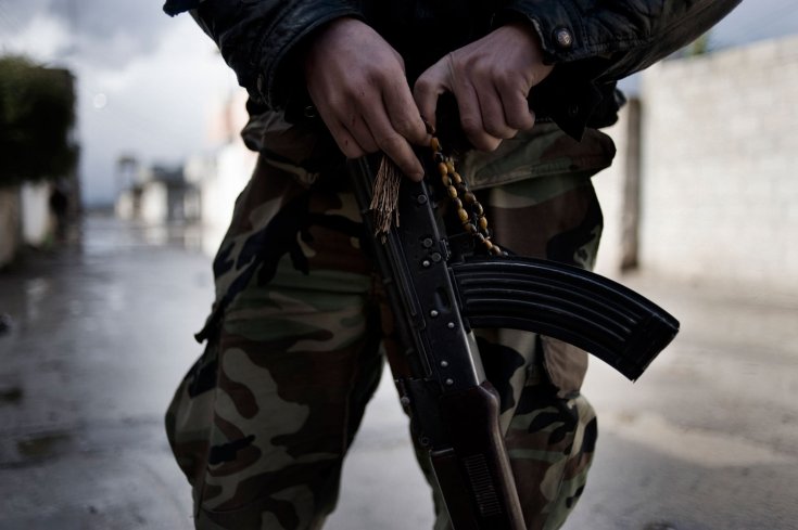 أحد عناصر الجيش السوري الحر يحمل سلاح AK-47- 24 كانون الثاني/يناير 2012