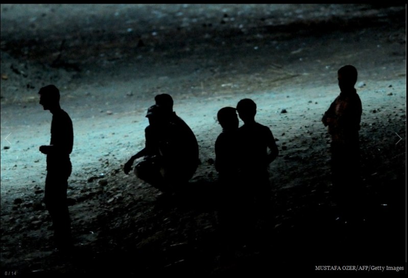 لاجئ سوري يأخذ قسطاً من الراحة في مخيم الهلال الأحمر التركي في محافظة Hatay، على بعد نحو ميل من الحدود السورية، 19 يونيو/ حزيران 2011.