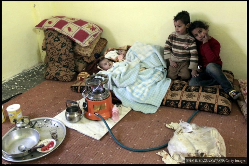 لاجئون سوريون أطفال فروا من العنف في بلادهم مجتمعين مع عائلاتهم في 20 فبراير/ شباط 2012، في غرفة دافئة في مدينة المفرق، بالقرب من الحدود السورية الأردنية. لا يتوفر أرقام حالية حول أعداد اللاجئين السوريين في الأردن، إلا أن رئيس الأمم المتحدة بان كي مون قال في عمان الشهر الماضي إن المملكة استضافت 2500 لاجئ سوري.