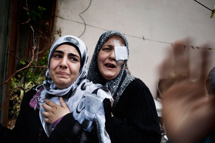 مشيعين بجنازة عاصم بدر واو، وهو شاب يبلغ من العمر 31 عام أصيب على يد قناصة الجيش السوري في بلدة القصير 31 كانون الثاني/يناير 2012