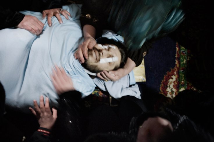 مشيعين بجنازة عاصم بدر واو، وهو شاب يبلغ من العمر 31 عام أصيب على يد قناصة الجيش السوري في بلدة القصير 31 كانون الثاني /يناير 2012