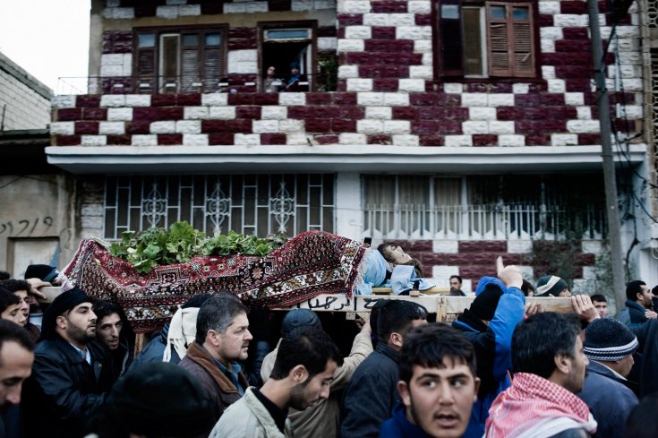 مشيعين بجنازة عاصم بدر واو، وهو شاب يبلغ من العمر 31 عام أصيب على يد قناصة الجيش السوري في بلدة القصير 31 كانون الثاني/يناير 2012