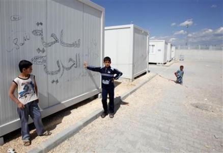 حاويات كُتب عليها "ساحة الحرية" في مخيم "مدينة الحاويات" في مقاطعة Kilis التركية، 13 أبريل 2012