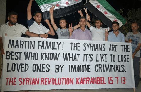 نشطاء في بلدة كفرنبل السورية يرفعون لافتة تقارن بين تفجير ماراثون بوسطن وأعمال العنف اليومية في سوريا. قال رائد فارس، مدير المركز الإعلامي في كفرنبل، إنه يعتقد أنه من المهم الربط بين المعاناة في سوريا والمآسي في أماكن أخرى من العالم.